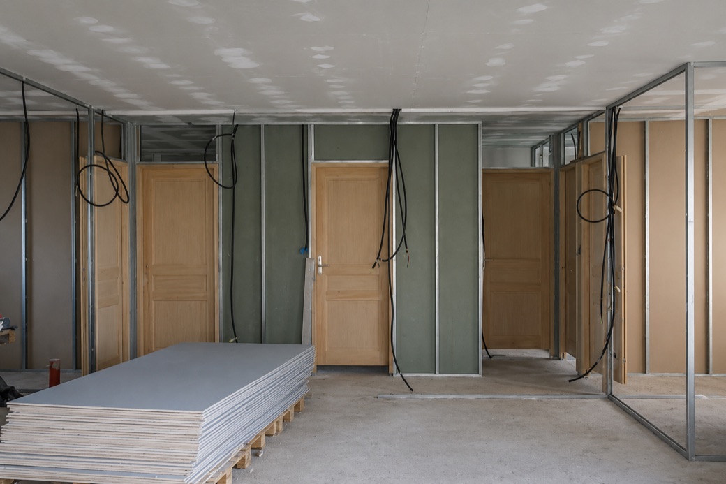 Chantier de pose de BA13 plombé